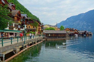 Manzara resim kartpostal görünümü ünlü Hallstatt dağ köyü yaz, Salzkammergut bölge, güzel ışıkta Avusturya Alpleri'nde Hallstatt, Avusturya, Avrupa