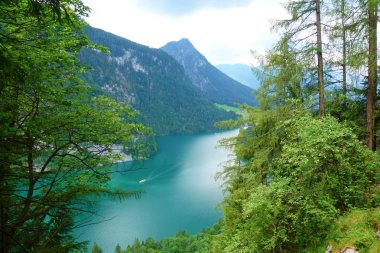 Konigsee Almanya'nın en derin ve en temiz Gölü bilinen renkli sularında çarpıcı bulunan Berchtesgadener Milli Parkı, üst Bavyera Alpleri, Almanya, Avrupa.
