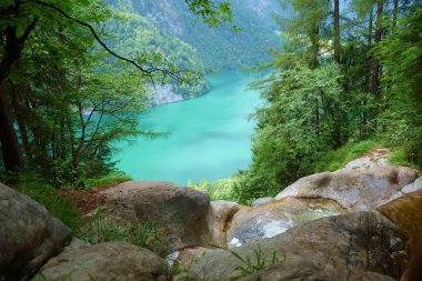 Konigsee Almanya'nın en derin ve en temiz Gölü bilinen renkli sularında çarpıcı bulunan Berchtesgadener Milli Parkı, üst Bavyera Alpleri, Almanya, Avrupa.