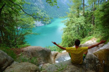 Konigsee Almanya'nın en derin ve en temiz Gölü bilinen renkli sularında çarpıcı bulunan Berchtesgadener Milli Parkı, üst Bavyera Alpleri, Almanya, Avrupa.
