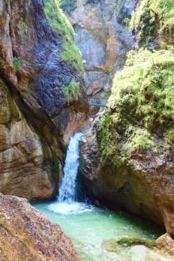 Şelale ile Almbach gorge Doğu Almanya'da Berchtesgaden yakınlarında çıplak kayalar