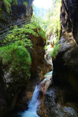 Şelale ile Almbach gorge Doğu Almanya'da Berchtesgaden yakınlarında çıplak kayalar
