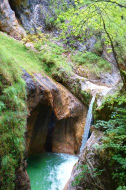 Şelale ile Almbach gorge Doğu Almanya'da Berchtesgaden yakınlarında çıplak kayalar