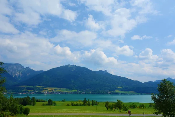 Lago Llamado Wolfgangsee Austria Con Montañas Fondo Nubes Cielo Hierba —  Fotos de Stock