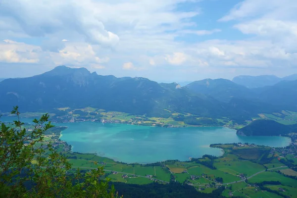 Lago Llamado Wolfgangsee Austria Con Montañas Fondo Nubes Cielo Hierba —  Fotos de Stock