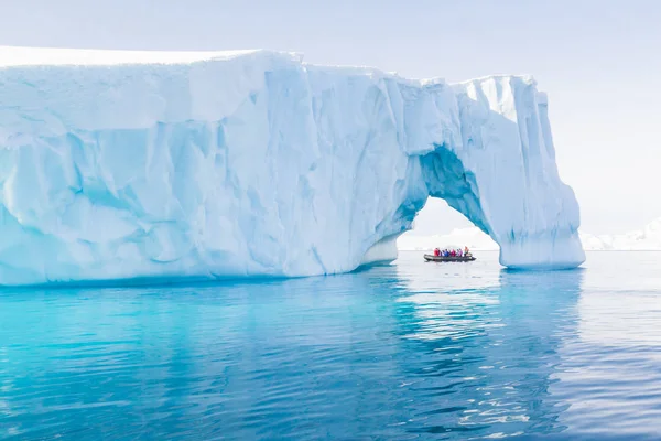 Nave Spedizione Vista Enorme Iceberg Acqua Blu Antartide — Foto Stock