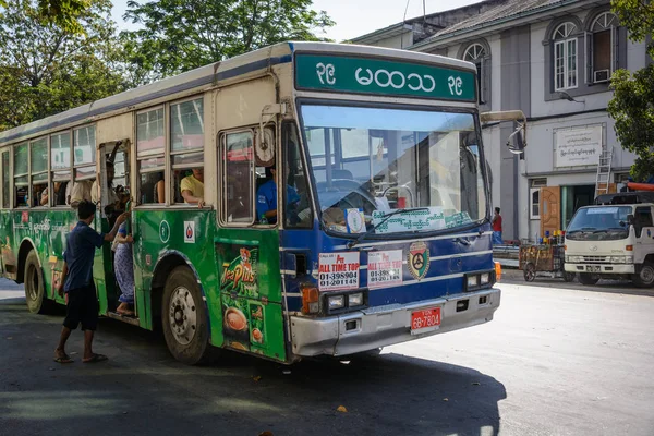 Myanmar Burma Yangon Region Yangon Öffentlicher Bus Auf Der Straße — Stockfoto