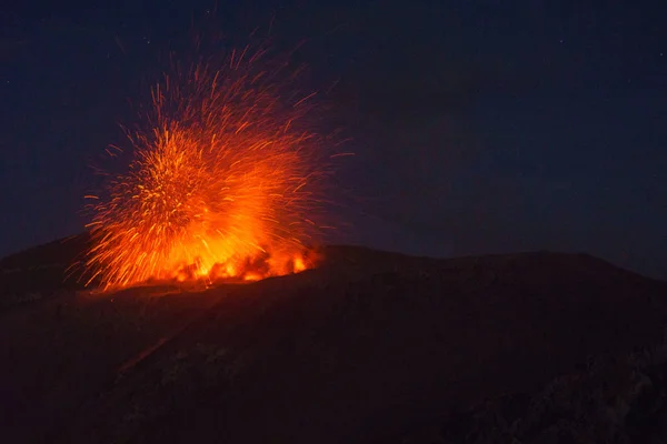 Indonesië Maluku Utara Kabupaten Halmahera Barat Actieve Vulkaan Ibu Nachts — Stockfoto