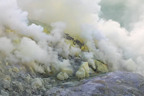 Indonesia Java Timur Bondowoso Yellow Sulfur Stones Smoking Volcano Ijen — Stock Photo, Image