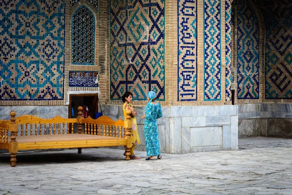 Две Местные Женщины Роскошной Мозаике Самарканд Самаркандская Область Узбекистан — стоковое фото