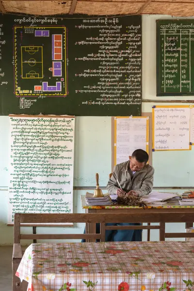 Чоловічий Вчителя Classrom Taung Початкова Школа Mandalay Провінція Taung Taungtha — стокове фото