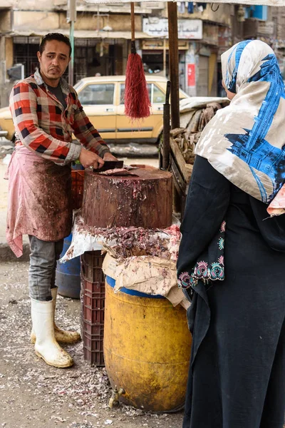 Egito Cairo Governorate Cairo Mulher Comprando Carne Bazar — Fotografia de Stock
