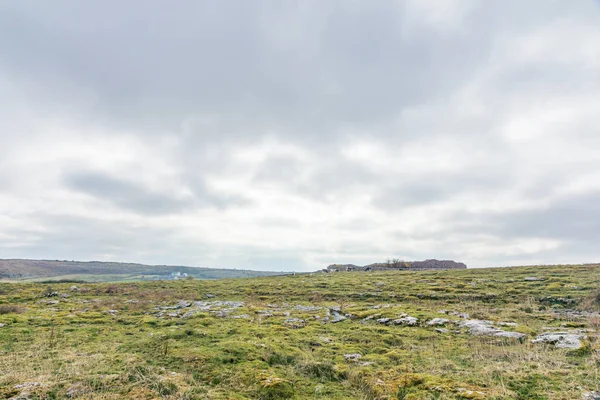 Irlanda Condado Clare Cubierta Nubes Grises Sobre Área Natural Plana — Foto de Stock