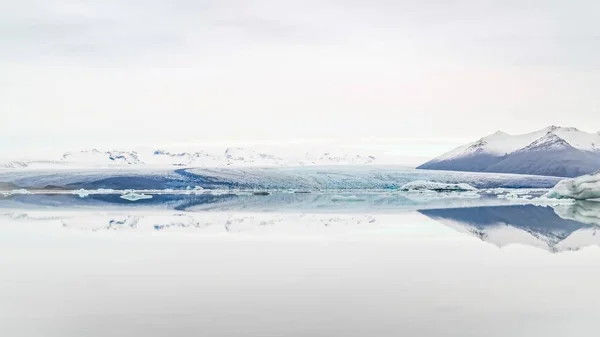 Hory Odráží Ledovcové Laguny Vody Island — Stock fotografie