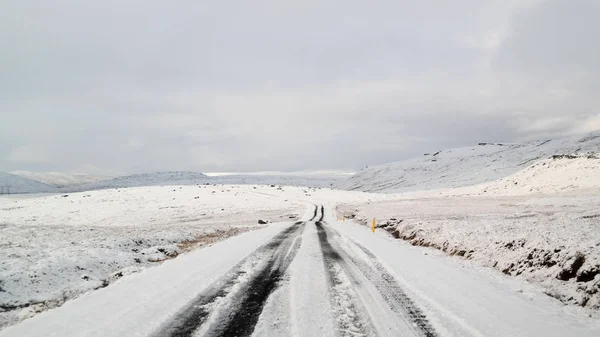 Zmniejsza Się Widok Perspektywiczny Zaśnieżonej Drodze Islandia — Zdjęcie stockowe