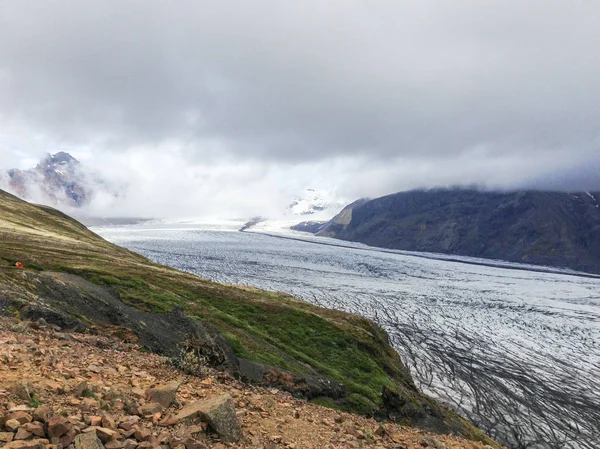 Gletscher Zwischen Bergen Und Niedrigen Wolken Island — Stockfoto