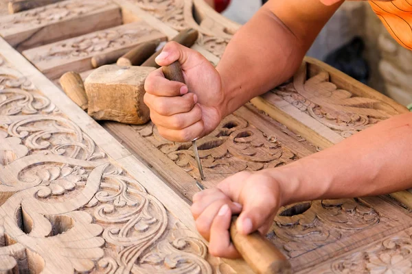 Uzbekistan Male Hands Decorating Traditional Wooden Doors — Stock Photo, Image