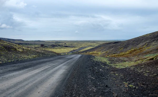 Estrada Terra Com Paisagem Distante Sob Céu Nublado Islândia — Fotografia de Stock