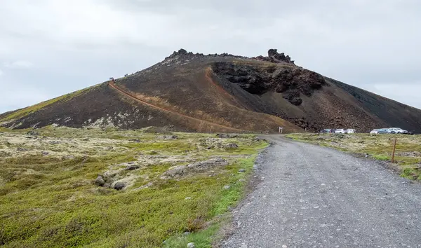 Saxholl Cratera Slag Carros Estacionados Sob Céu Nublado Islândia — Fotografia de Stock