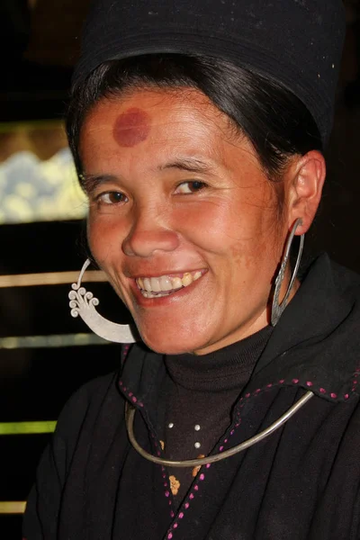Mujer Vietnamita Con Ropa Tradicional Sonriendo Cámara Vietnam —  Fotos de Stock