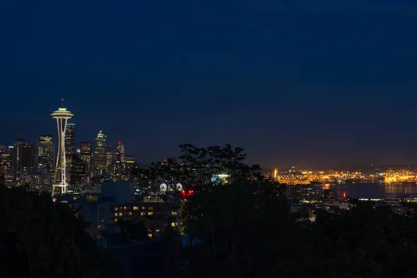 アメリカ合衆国 ワシントン州 シアトル 夜ライトアップのスペースニードル タワーの眺めとの夜 — ストック写真
