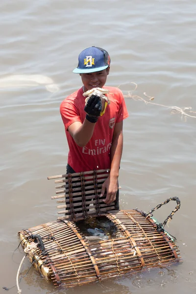 Pêcheur Vendant Crabe Marché Aux Crabes Kep Cambodge — Photo