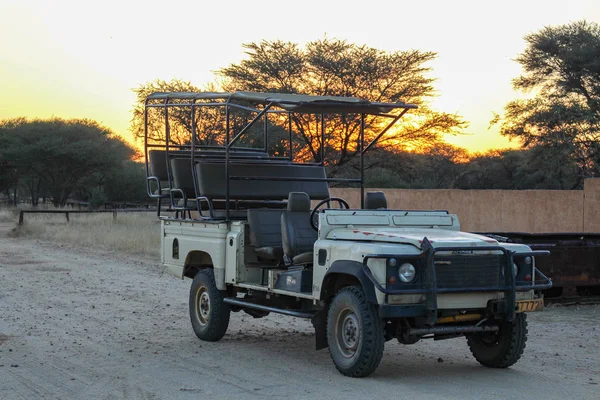 Namibia Okapuka Ranch Safari Wildfahrt Safari Jeep Geparkt Auf Der — Stockfoto