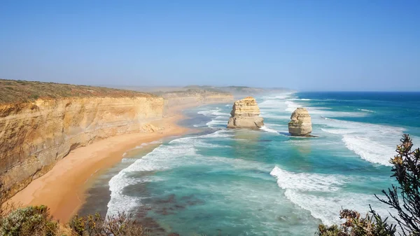 オーストラリア ビクトリア グレートオー シャン ロードの岩の間のビーチ — ストック写真
