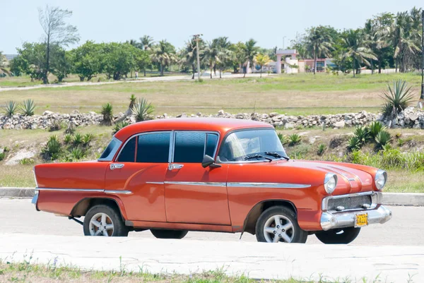 哈瓦那 Oldtimer 在堡垒 洛杉矶莫洛 红色汽车在路附近 — 图库照片