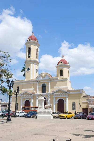 Kuba Cienfuegos Katedry Catedral Purisima Concepcion Placu Plaza Armas Samochody — Zdjęcie stockowe