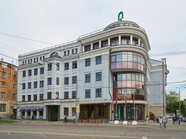 地上階と銀行のオフィスにあるアジア料理レストラン Dubininskaya 通りのモスクワ ロシア連邦 2018 青い古い家 — ストック写真