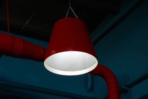 暗い青色の背景の産業スタイル電気ランプ — ストック写真