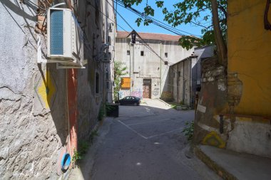 Belgrade, Sırbistan - 02 Mayıs 2018: Geçit Cetinjska Caddesi üzerinde avluya duvarlara sokak sanatı ile