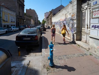 Belgrad, Sırbistan - 02 Mayıs 2018: İki kız Gospodar Jovanova sokakta yürümek