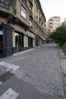 Belgrade, Sırbistan - 03 Mayıs 2018: Görünüm sabah Reljina Caddesi üzerinde eski taş yolu üzerinde