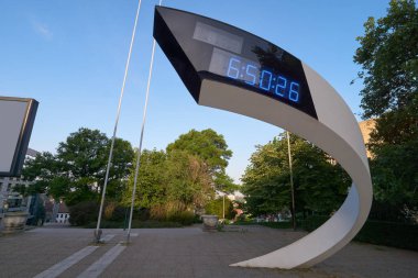 Belgrade, Sırbistan - 03 Mayıs 2018: Modern tasarım dijital saat, Belgrad, Sırbistan için Terazije Meydanı