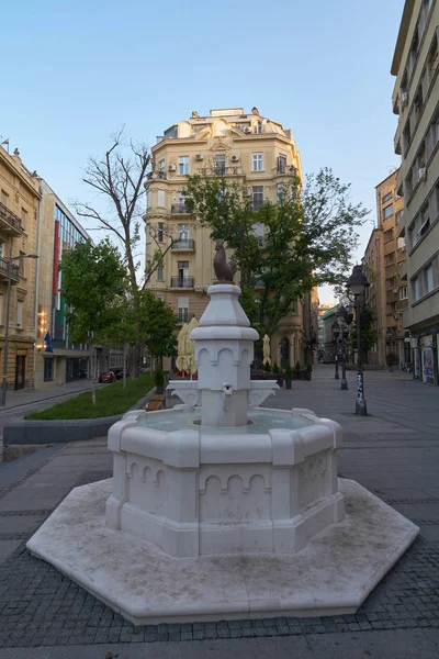 Belgrado Sérvia Maio 2018 Fonte Mármore Branco Pela Manhã Rua — Fotografia de Stock