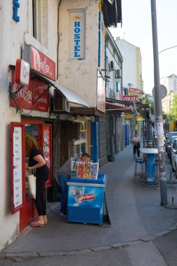Belgrad, Sırbistan - 03 Mayıs 2018: Sabah city Gavrila Principa Caddesi üzerinde göster. Kiosk içinde satın alma ve koyar buz-krem refrigirator için adam kadın yapar.
