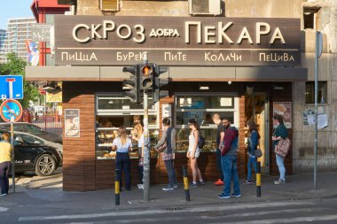 Belgrad, Sırbistan - 03 Mayıs 2018: Sabah city göster Gavrila Principa 26 street ve taze ekmek yapım ürünleri satın almak için sırada bekleyen insanlara ekmek üzerinde.