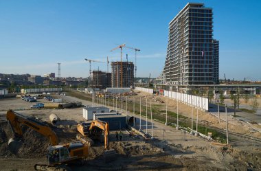 Belgrade, Sırbistan - 03 Mayıs 2018: Şantiye blok daireler. Zemunski üzerinde köprü görünümü sokak koymak.