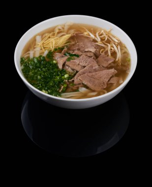 Tabak Pho bo siyah arka plan yansıtan izole Vietnamca şehriye çorbası