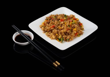 Vietnamca Com Rang genellikle yumurta, sebze, balık veya et gibi diğer maddeler ile karışık kızarmış pilav yemektir. Siyah izole. Soya sosu ve yemek çubukları ile servis