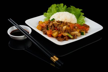 Vietnamca Bo Luc Lac (doğranmış dana sote) salatalık, domates, kırmızı soğan, biber ve soya sos ile sotelenmiş cubed sığır eti yemektir. Siyah izole