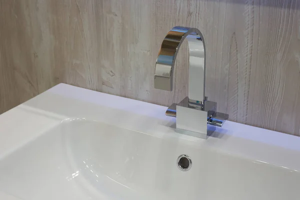 白いセラミック洗面台にマウントされている近代の金属光沢のあるミキサー — ストック写真