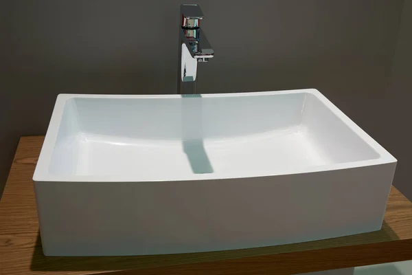 White Top Ceramic Rectangukar Washbasin Glossy Metal Wall Mounted Mixer — Stock Photo, Image