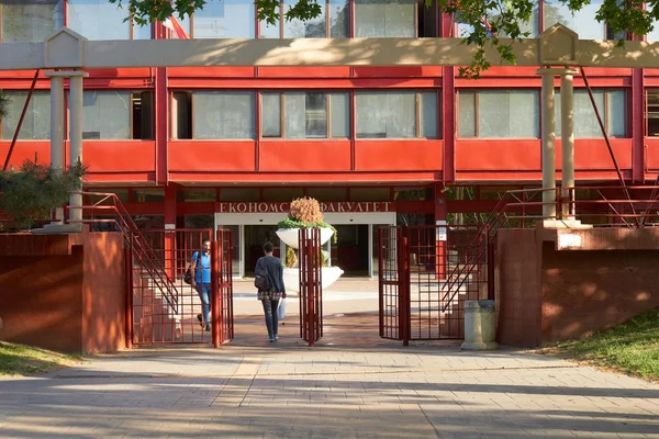 Belgrade, Sırbistan - 03 Mayıs 2018: Sabah görünüm giriş ve Belgrad İktisat Fakültesi Üniversitesi kapıları.
