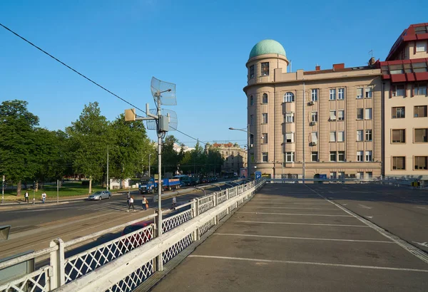 贝尔格莱德 塞尔维亚 2018年5月03日 停车场和大厦与绿色圆顶在 Karadordeva — 图库照片