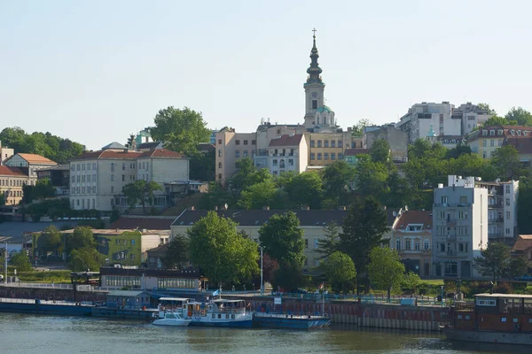 Belgrade, Sırbistan - 03 Mayıs 2018: Sabah görünümü nehir rıhtım ve Brankov Köprüsü'nden eski şehir