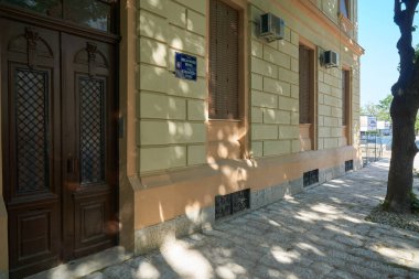 Belgrade, Sırbistan - 03 Mayıs 2018: Sabah manzaralı güzel eski evler Kosancicev venac sokak üzerinde.