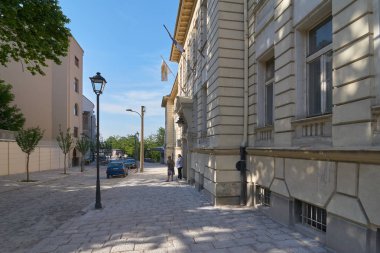Belgrade, Sırbistan - 03 Mayıs 2018: Sabah manzaralı Kosancicev venac sokak üzerinde güzel eski evler. Açık havada sigara iki orta yaşlı kadın.